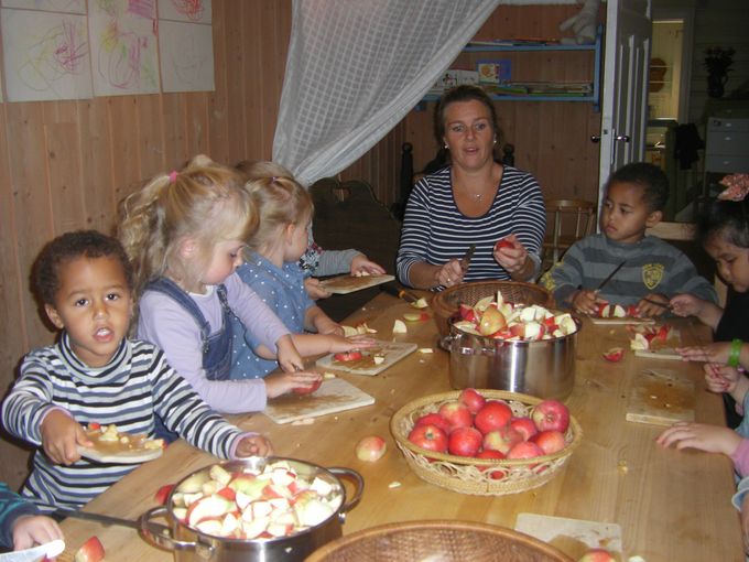 Her lages det eplesyltetøy av barnehagens epler. Innhøstingen gjorde vi også sammen.